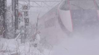 雪降る板谷駅の山形新幹線　つばさ136号　通過