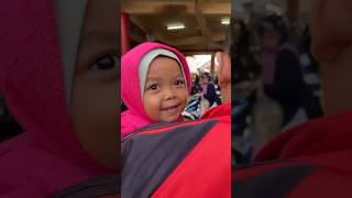 Kakak Kia Main ke Pasar 😲 #viralvideo #cute #funny #cutebaby #feedshorts #shortvideo