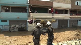 Flash floods hit Peru, stranding thousands