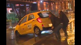Taxista imprudente terminó sobre un separador en medio de la lluvia | Ojo de la noche