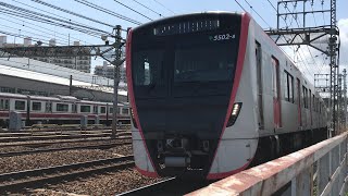 京急線99S快速佐倉行き1000形001と99S快速佐倉行き1500形1573が停車中！都営浅草線41Tエアポート急行逗子・葉山、羽田空港行き5500形5502-1〜5502-8編成が走行！