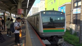 【ブレーキ速すぎた？惰行運転をし停車位置を調整する】東海道線茅ヶ崎駅にe233系普通電車平塚行きが警笛を鳴らして入線、ジョイント音付き