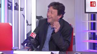 El cantante cubano Cimafunk con Jordi Batallé en RFI