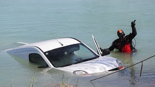 Akcija izvlačenja automobila iz jezera blato