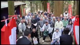 春の大祭で餅まき　伊賀・奥山愛宕神社