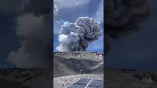 Impresionante: Graban emisión de ceniza del volcán Nevado del Ruiz #noticiascolombia #nevadodelruiz