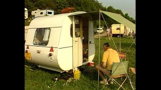 Die Geschichte des Wohnwagens. Eins-zwei-drei, Haus dabei! Ein Film von Jürgen Bevers.