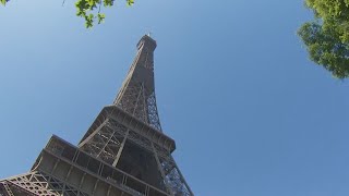 Man arrested after jumping from Eiffel Tower with parachute