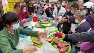 Taiwan Seafood Auction - Grandma and Grandpa Buy Fish for Chinese New Year !