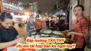 Chị em Tây Thy - chị Hai bắp nướng tái hợp hút KHÁCH NƯỜM NƯỢP bán không ngơi tay bên hè phố SÀI GÒN