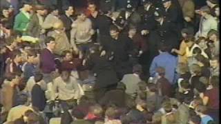 Leeds United movie archive - Leeds fans clash with Chelsea 1982 - Hooligan Footage 09/10/1982