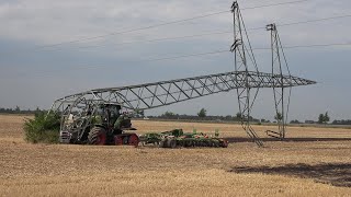 Traktor fährt gegen Strommast - Mast kippt um - 3 Verletzte - Stromausfall in Weilerswist am 4.8.22