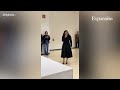 rosalía visita las oficinas de inditex en a coruña