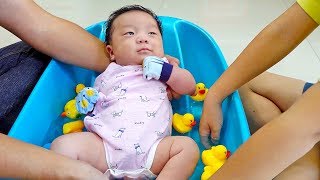 Newborn Baby Bath with Toys Family Activity