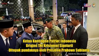 Brigjen TNI Kristomei Sianturi ditepuk pundaknya oleh Presiden Prabowo Subianto