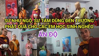 Sư Như Ngộ và Sư Tâm Dũng đẽn trường phát qùa cho các em nghèo ỡ Ấn Độ