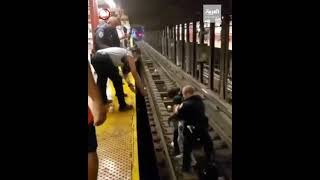 إنقاذ رجل سقط مغشيا عليه على سكة حديد بمحطة مترو بولاية نيويورك الأميركية