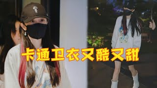 杨幂青岛到达饭拍，穿白色卫衣搭白色长靴，又酷又甜