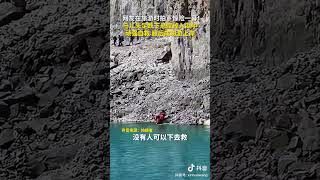 网友拍下惊险一幕！马帮中一匹马儿失足从悬崖掉入湖中。因条件受限无法施救，马儿顽强自救，成功游上岸。