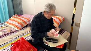 孙子管88岁爷爷借500块钱随礼，爷爷是怎么做的？看完后感动了