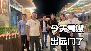 嫂子交代我要照顾好地球村如果有粉丝过来要照顾好，希望早日回来