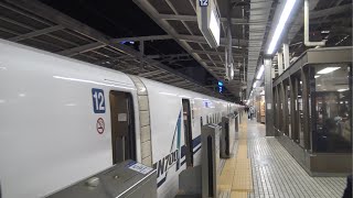 夜の名古屋駅にしばらく停車している東海道新幹線上りN700系こだま