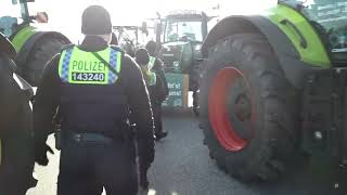 29.01.2024 - Der Bauernprotest geht weiter: Protestierende blockierten den Hafen in Hamburg