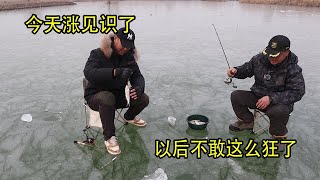 農村小伙鑿冰洞釣鯽魚，又是漲見識的一天，以後不敢這麼狂了！