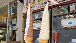 Two flavored soft ice cream served in 32 cm long/ 32cm 길이에 담겨있는 두 가지 맛! 홍대 32파르페 / Korea street food