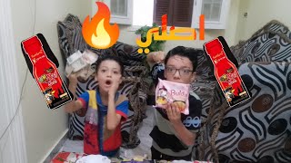 تحدي جديد: الاندومي الكوري ولكن الاصلي الحار ( اندومي كوري مكتوب عليه كلام بالإنجليزي ) 😂😂🔥