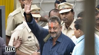 Sanjay Dutt released from Yerwada Jail - Watch Video