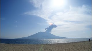 【桜島の噴煙と潜水艦】桜島の爆発　噴煙　海上自衛隊　潜水艦　鹿児島の海　鹿児島のダイビング　アクアトリップダイビング　鹿児島市　磯海岸　磯海水浴場