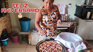 MARIA SORRIDENTE FAZENDO OS PREPARATIVOS PARA COMEMORAR MAIS UM ANIVERSÁRIO 🎂