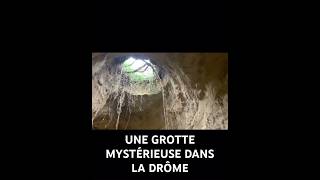 Je faisais ma course quotidienne et j’ai remarqué un trou dans la roche #grotte #viralshorts