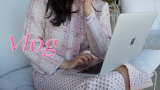 [vlog] 먹기만 하다 끝날 수도 있는 거임? 일상 브이로그도? | 혼자 카페에서 영화보고 일하기 | 마인 트위드 개시 | 떡국 | 시금치 불고기 | 스테이크 샐러드