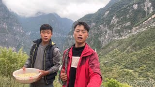 熊二背羊粪回家，今年想在山上搞养殖，为了方便在山上种点青菜吃【悬崖村熊二】