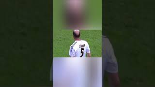 Zinédine Zidane ensinando como jogar futebol de terno