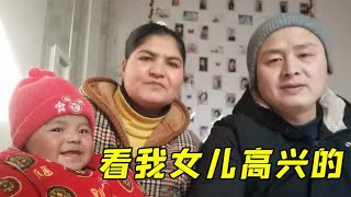 中国女婿隔离回家，混血女儿高兴坏了，一见到爸爸就笑的合不拢嘴