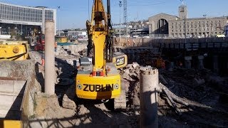 Action auf der Stuttgart 21 Baustelle - Bagger, Kran und andere Baumaschinen