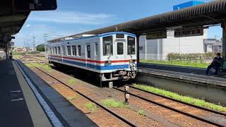 水海道駅を発車する関東鉄道キハ5000形気動車