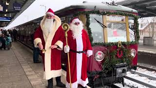 Die Weihnachtsmänner vor ihrem WEIHNACHTSZUG 2023, der Historischen S-Bahn Berlin e.V.