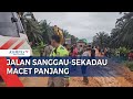 Bus Tergelincir Tutupi Badan Jalan, Ruas Jalan Sanggau Sekadau Macet Panjang