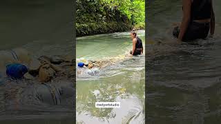 Kerja keras ngumpulin batu sungai dengan bule cantik