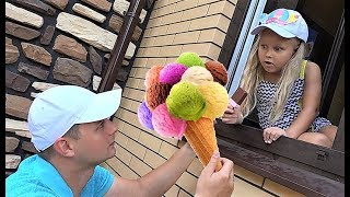 Алиса играет в магазин мороженого с парой ! Alice play with color ice cream