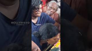 സങ്കടം സഹിക്കാനാവാതെ അന്ത്യചുംബനം നൽകി സുധിയുടെ ഭാര്യ #latest #kollamsudhi #starmagicinsidenews