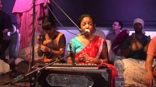 Mantra yoga - Acyuta Gopi Mataji 1 - Woodstock 2012