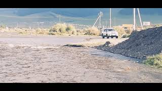 toyota 4 runner/ hilux surf crossing the river.  hilux surf 215 off road