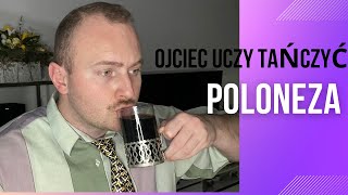 Ojciec uczy syna tańczyć Poloneza na studniówkę