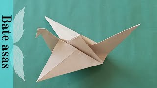 Passarinho de origami que bate asas