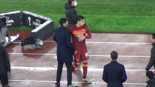 Riccardo Calafiori, complimenti e abbracci dopo il magico gol in Roma-Young Boys 3-1